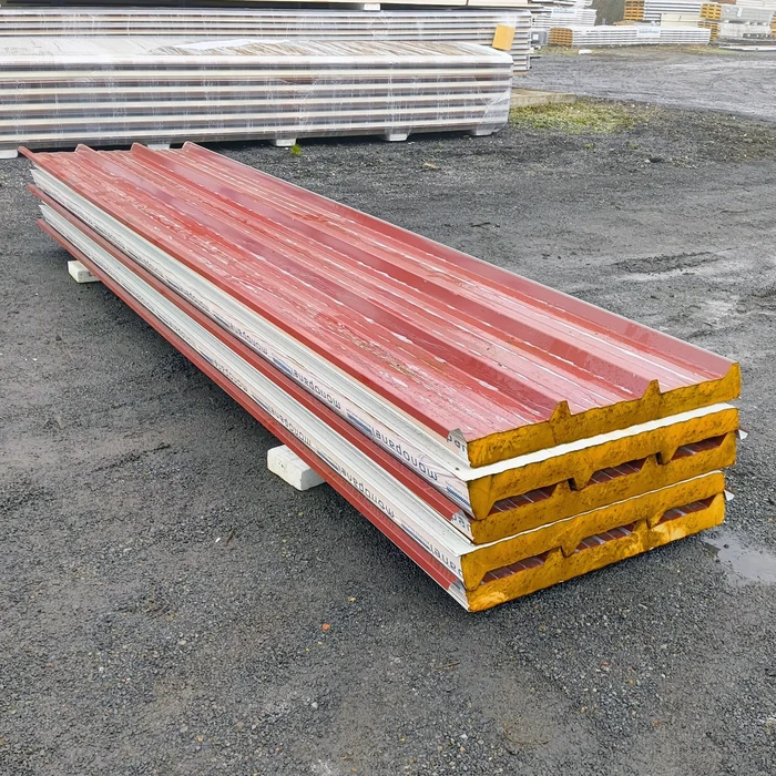 Extérieur industriel avec panneaux sandwich isolants empilés sur chantier