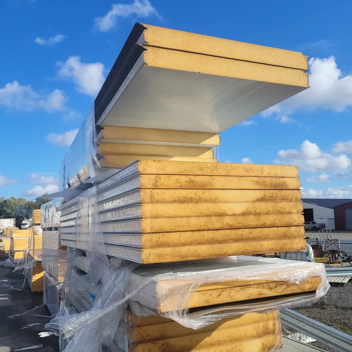 Chantier de construction extérieur avec stockage de matériaux préfabriqués