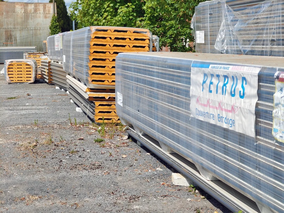 Chantier extérieur avec stockage de matériaux de construction sur sol bitumineux