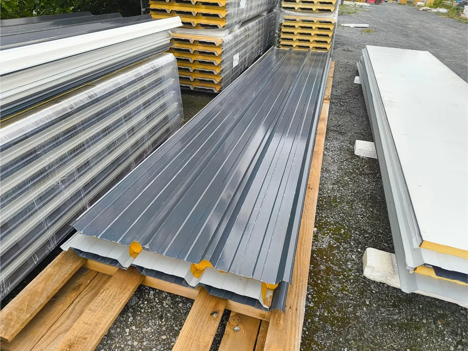 Scène extérieure sur site portuaire avec travailleur en équipement de sécurité consultant une tablette tout en téléphonant