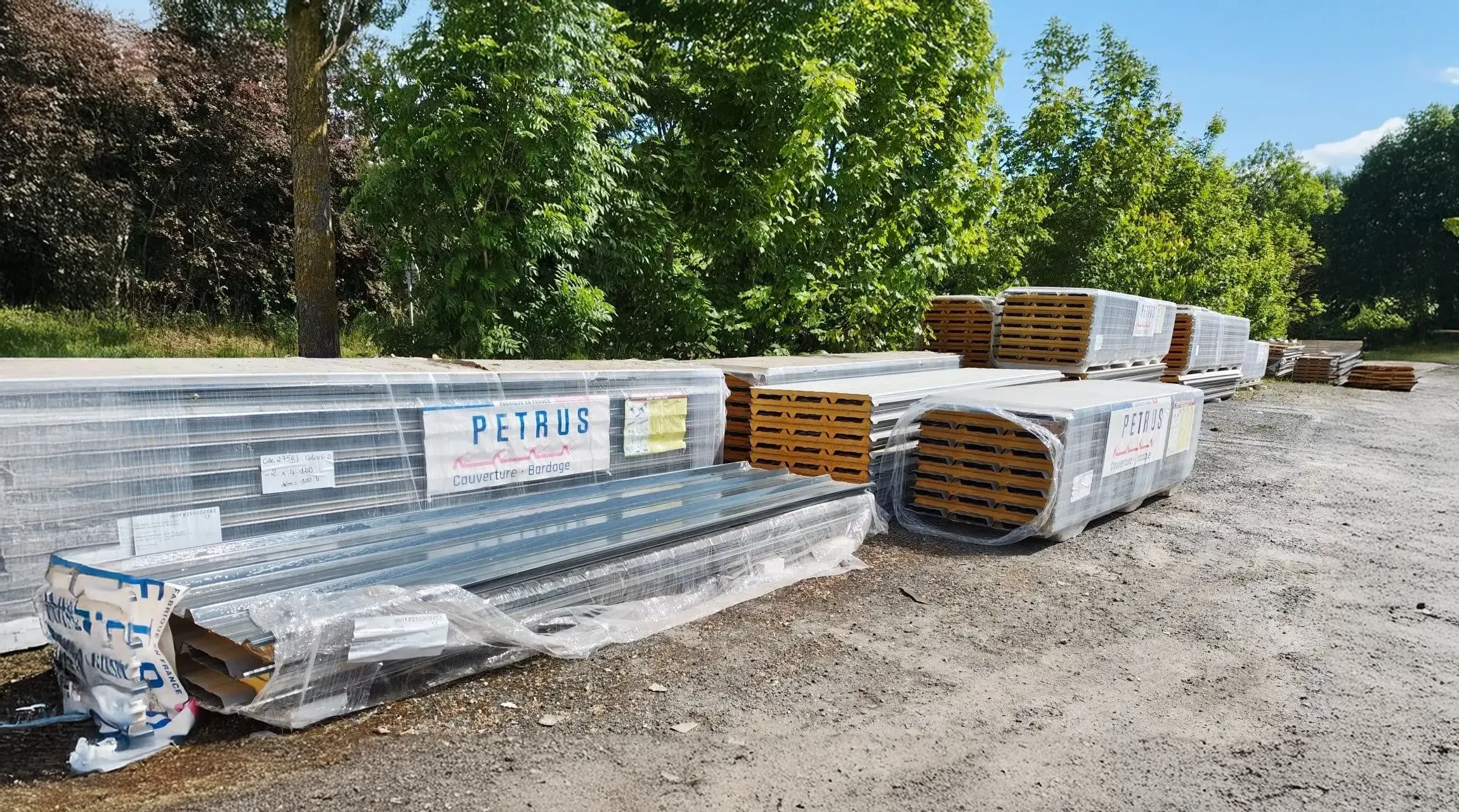 Camion semi-remorque chargé de matériaux de construction sur site industriel extérieur