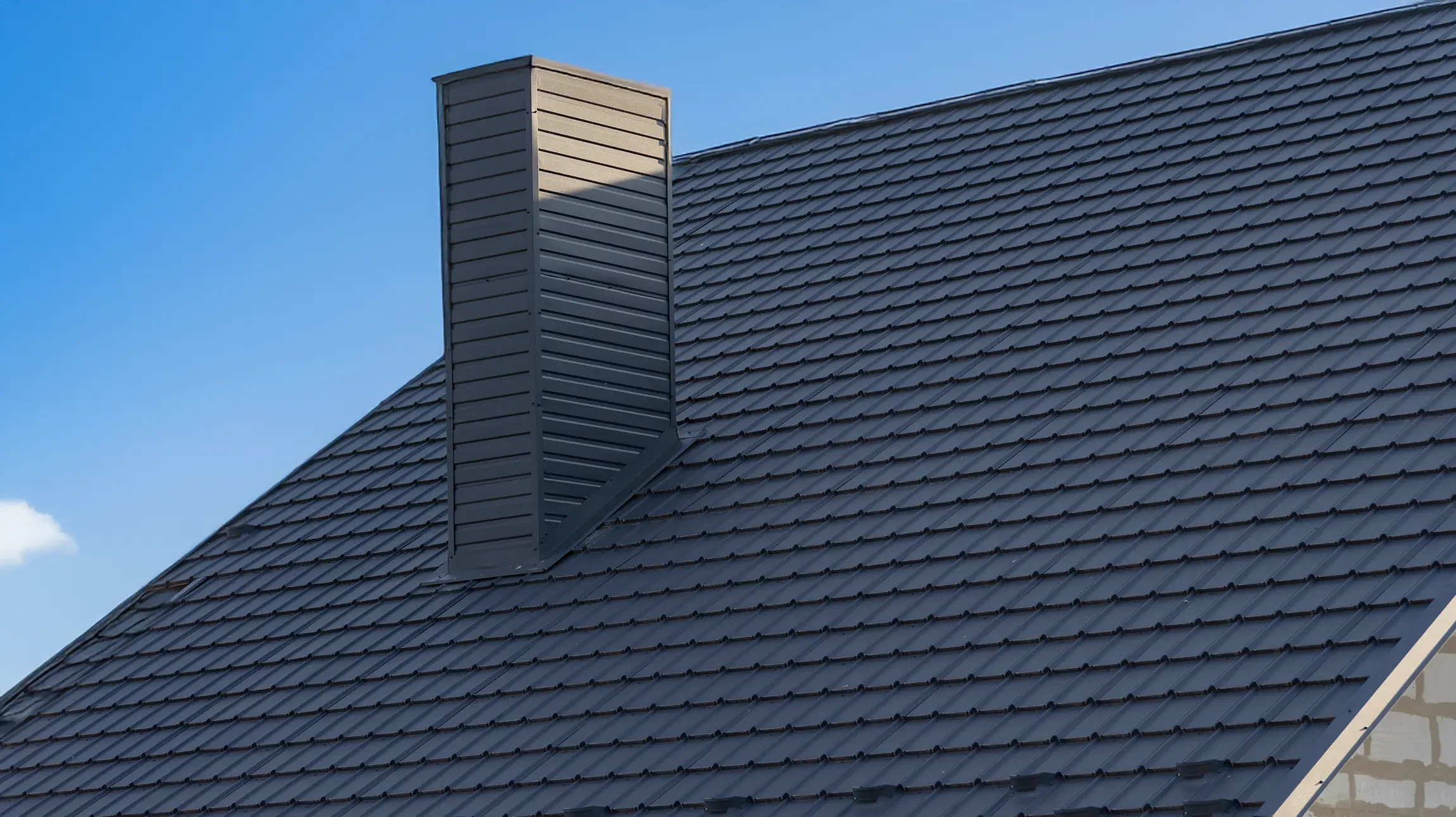 Photo d'une maison moderne avec panneaux solaires et arbres d'automne