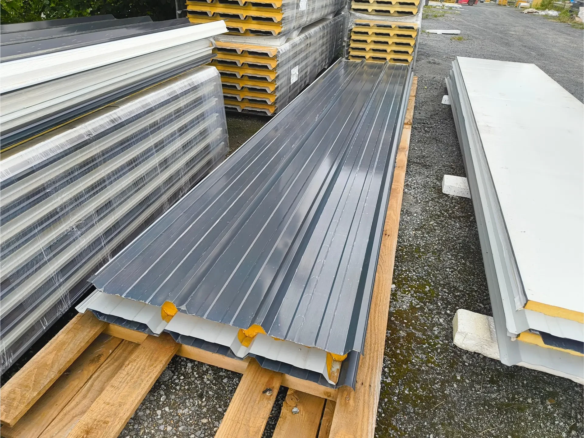 Panneau solaire sur toit en tôle