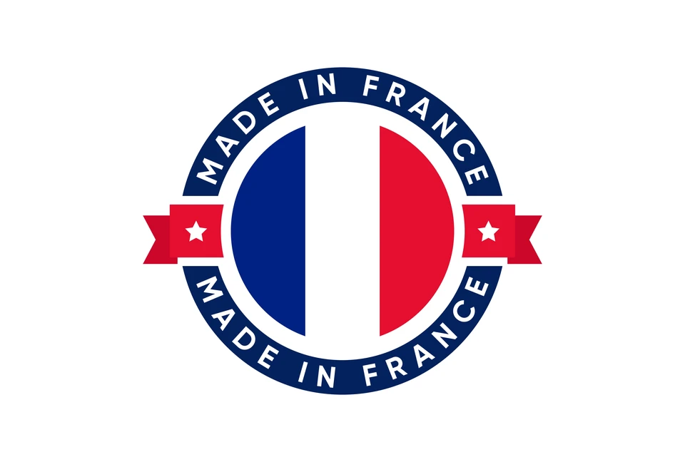 Intérieur de restaurant ou traiteur avec plusieurs sandwichs artisanaux alignés sur planche de bois