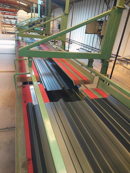 Entrepôt industriel avec chariot élévateur jaune transportant palette de cartons blancs