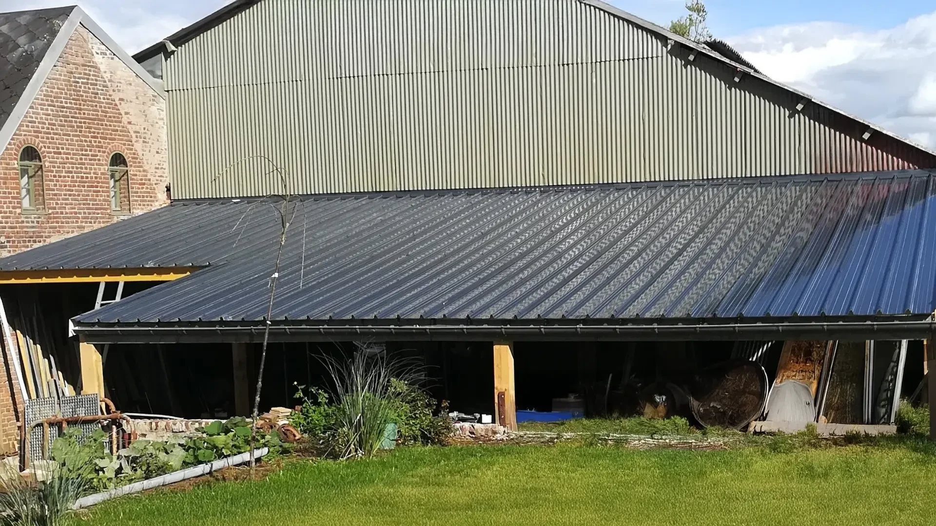 Rouleaux de tôle d'acier galvanisé à l'intérieur de l'usine ou de l'entrepôt