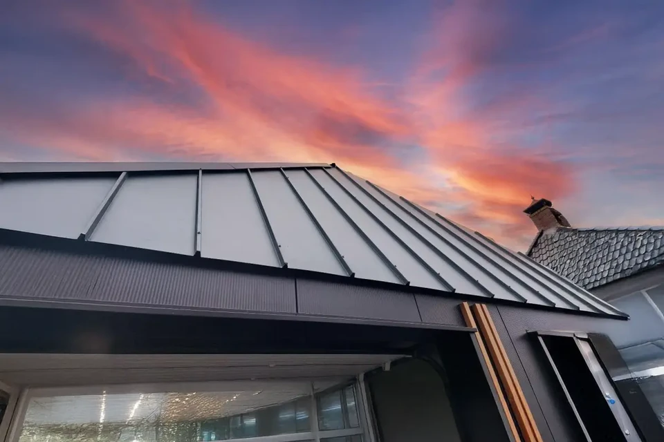 Entrepôt industriel avec stocks de matériaux métalliques organisés sur rayonnages