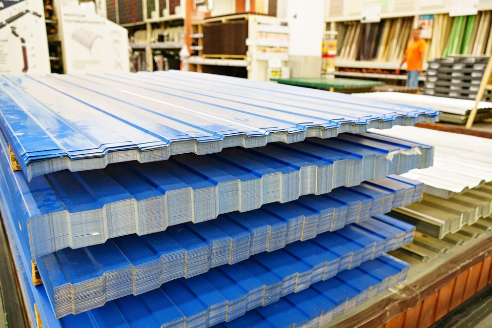 Entrep&ocirc;t industriel avec stocks de mat&eacute;riaux m&eacute;talliques organis&eacute;s sur rayonnages