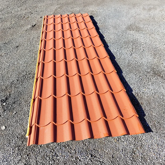 Intérieur d'une charpente en bois traditionnelle avec poutres apparentes et fermes triangulaires