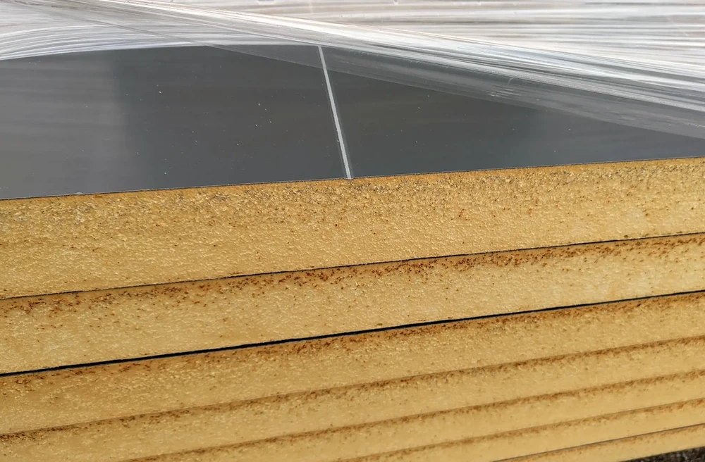 Maison moderne à deux niveaux avec bardage bois vertical, située dans un quartier résidentiel