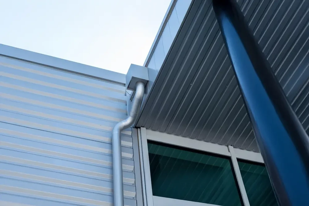 Vue aérienne d'une toiture résidentielle en rénovation avec échafaudages