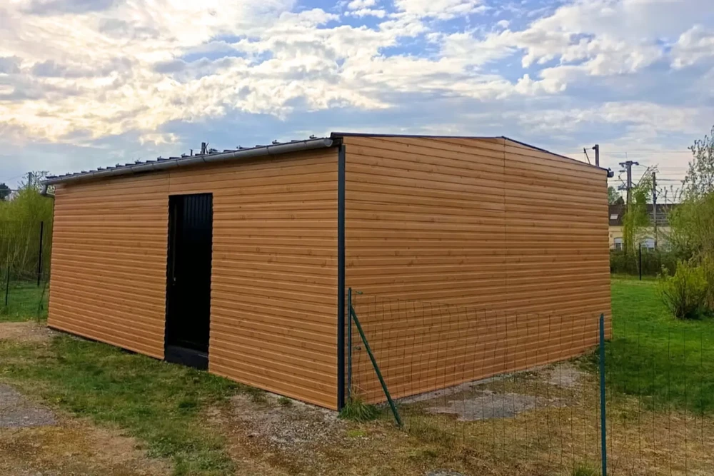 Intérieur d'un chalet en bois avec mezzanine, poutre apparente et conduit de poêle noir